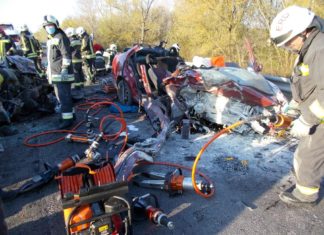 Frontalcrash! Auto fängt Feuer in Ercsi