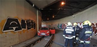 Falsch abgebogen? Auto fuhr in Straßenbahntunnel
