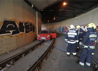 Falsch abgebogen? Auto fuhr in Straßenbahntunnel