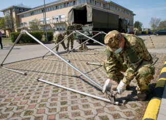 Erstscreening-Zelte in Kisbér vor dem Krankenhaus vom Militär aufgebaut