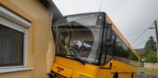 Bus prallt gegen Einfamilienhaus in Dávod!