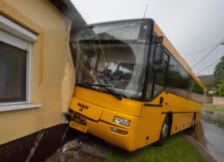 Bus prallt gegen Einfamilienhaus in Dávod!