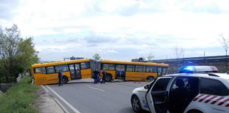 Busunfall – Gelenkbus quer über die Hauptstrasse!