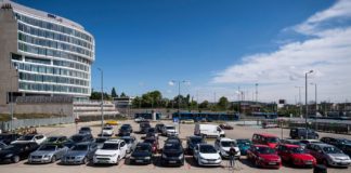 Innovativ: Gottesdienst auf dem P+R Parkplatz wie im Autokino!