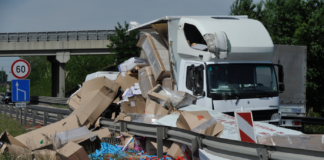 LKW Unfall – Ladung auf Autobahn verteilt!