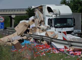 LKW Unfall – Ladung auf Autobahn verteilt!