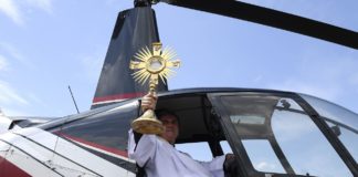 Immer neue Ideen in Pandemiezeiten: Pfarrer segnet an Pfingsten aus dem Heli!