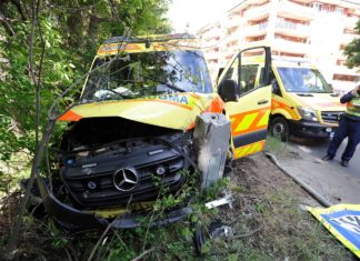Rettungswagenunfall fordert drei Verletzte in Budapest!