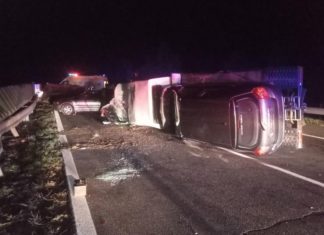 M1 bei Börcs gesperrt: Autotransporter umgekippt!