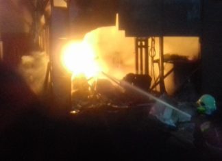 Nebengebäude in Györ in Vollbrand – Schwierige und gefährliche Löscharbeiten