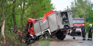 Feuerwehrfahrzeug frontal gegen Baum!