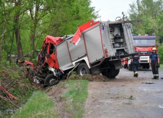 Feuerwehrfahrzeug frontal gegen Baum!