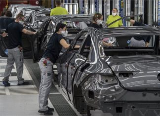 Mercedes-Benz in Kecskemèt fährt langsam mit 120 Schutzmaßnahmen hoch