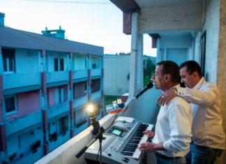 Entertainment vom Balkon aus in Pásztó