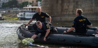 Kranz auf dem Wasser an Unglücksstelle in Budapest