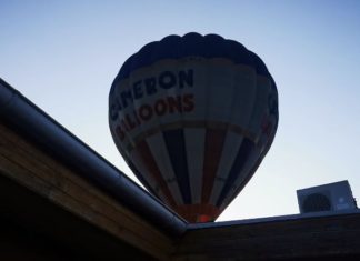 Györer Abendhimmel: Steht hier ein Heissluftballon auf dem Dach?