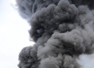 Riesige schwarze Rauchsäule über Budapest! 300 Quadratmeter Kühlschränke und Elektroschrott in Flammen!