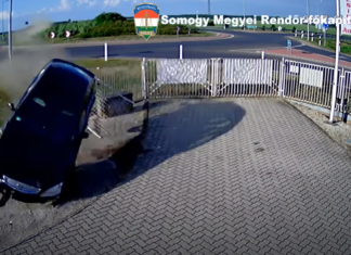 Betrunkener Fahrer schleudert aus dem Kreisverkehr