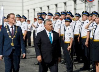 Orbán nimmt an Feierlichkeiten der Neuen Offiziere für den öffentlichen Dienst teil