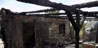 In Pilis brannte ein Wohnhaus und Auto vollständig aus