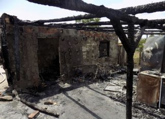 In Pilis brannte ein Wohnhaus und Auto vollständig aus