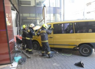 Kleinbus crasht in Hoteleingang in Budapest!