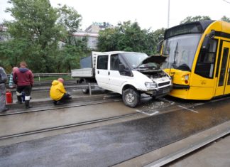 Kleinklaster-Crash in Budapest: Erst über Leitplanke dann vor die Strassenbahn!