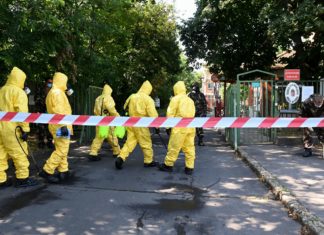 Vorbeugende Maßnahme: Soldaten desinfizieren Seniorenheim in Budapest