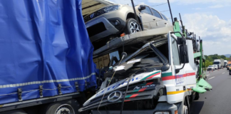 Spektakulärer dreifacher LKW Unfall auf der Autobahn M1