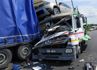Spektakulärer dreifacher LKW Unfall auf der Autobahn M1
