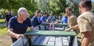 Das erste Boot aus Plastikmüll schwimmt auf dem Theiß Fluss