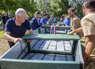 Das erste Boot aus Plastikmüll schwimmt auf dem Theiß Fluss
