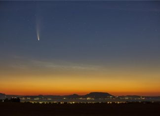 Komet am Balatonhimmel