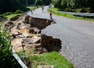 Strassen, Schienen, Häuser durch die Überschwemmungen stark beschädigt!