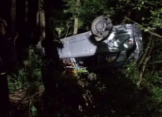 Hosszúhetény: Auto stürzt Abhang runter! Drei Personen im Wrack eingeschlossen!