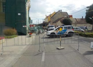 Mit Auto in ein Baugerüst gecrasht!