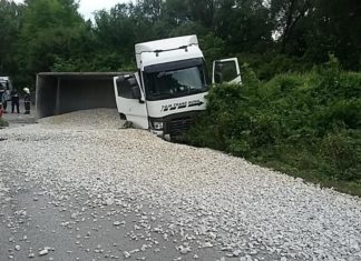 LKW mit 26 Tonnen Schotter umgekippt!