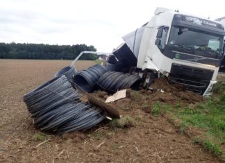 LKW Crash: Stahlseilrollen auf Unfallstelle verteilt
