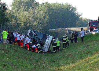 Schweres Busunglück: Polnischer Touristenbus auf M5 umgekippt!