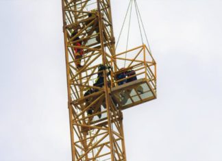 Feuerwehr rettet Kranführer aus schwindelnder Höhe!