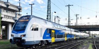 Moderner KISS Zug fährt Budapest-Nyugati-Vác-Szob