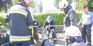 Boráros-Platz Budapest: Mann zwischen zwei Metallbegrenzungen eingeklemmt