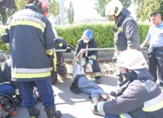 Boráros-Platz Budapest: Mann zwischen zwei Metallbegrenzungen eingeklemmt