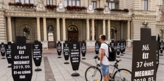 Unfallprävention – Schilder in Győr wecken die Aufmerksamkeit auf dem Rathausplatz