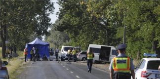 Nyársapát: Kleinbus prallt in Bushaltestelle – Zwei Tote