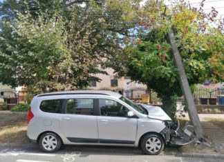 Unfall in Nyíregyháza – Auto prallt gegen Strommast