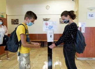 Győr: Öffentliche Bildungsinstitute erhalten Hand-Desinfektionsmittel Spenden