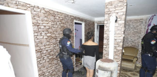 Polizei Großeinsatz: Mehrere Personen verhaftet wegen Drogenverdacht