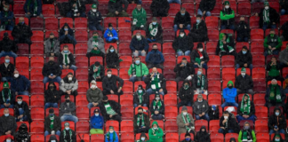 Wie sieht eine Stadiontribüne mit Mindestabstand aus?