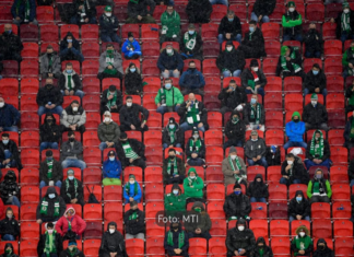 Wie sieht eine Stadiontribüne mit Mindestabstand aus?